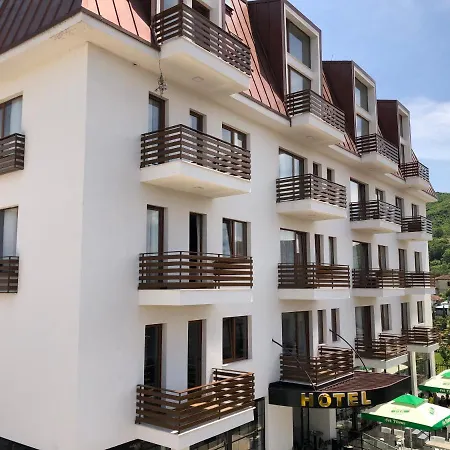 Grand Pogradec Tushemisht